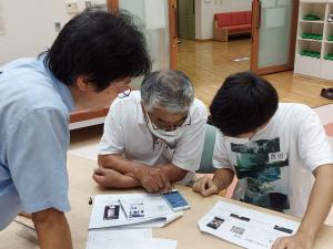 講師も学生と一緒に個別指導でスマホを教えている様子です