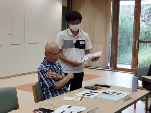 学生が個別指導でスマホを教えている様子です