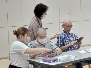 女子学生が個別指導でスマホを教えている様子です