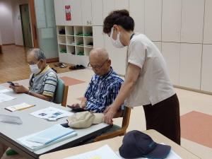 付き添って一緒に考えている様子です