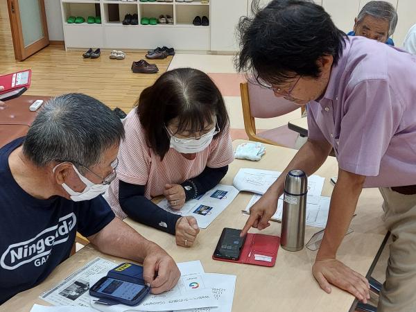 講師がスマホの説明をしている様子です