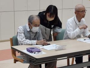 女子学生がスマホの説明をしている様子です