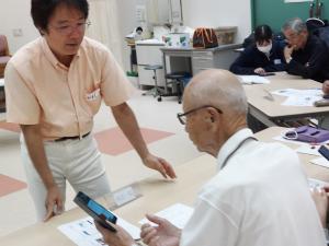 講師がスマホの説明をしている様子です
