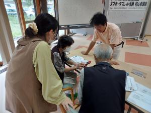 講師と学生がスマホの説明をしている様子です