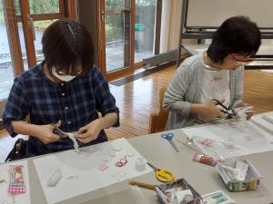 パーツのフェルトを受講生が切っている様子です