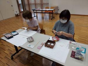 受講生がフェルトを切っている様子です