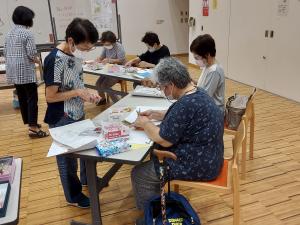講師が縫い方を指導している様子です