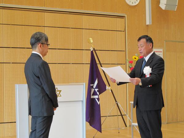 廣田教育長が受賞者に渡す表彰状を読み上げている写真