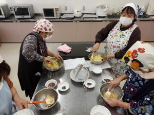 別のグループがサツマイモを潰している様子です