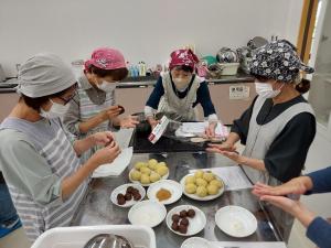 餡の団子を作っている様子です