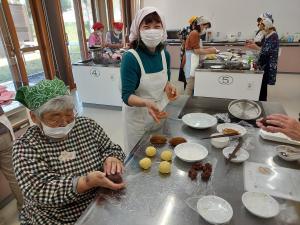 餡をラグビーボール状にしている様子です