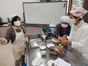 別のグループが餡を丸めている様子です