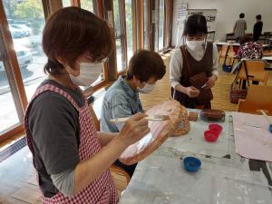 受講生が柿渋を塗っている様子です