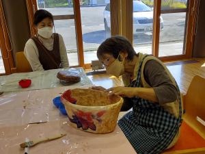 作品に布を貼っている様子です