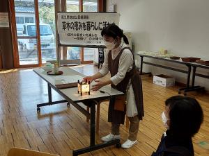 講師が作品の紹介をしている様子です