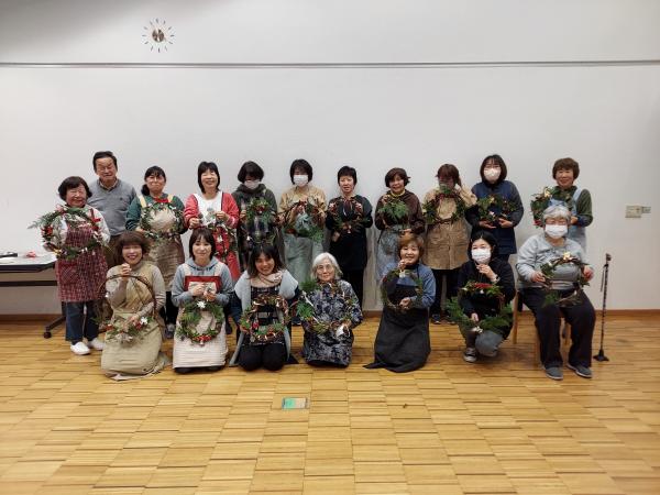 受講生全員ができたクリスマスリースと一緒に写っている写真です
