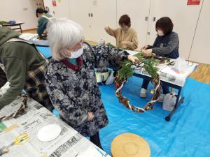 受講生が完成したリースを見せてくれている様子です