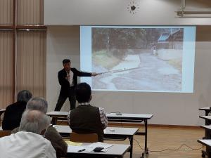 在宅避難を想定した避難訓練をしている自治会の発表の様子です