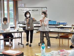 講師が飾りものの作り方の要点を説明している様子です