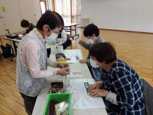 講師が飾りものの作り方を個人指導している様子です