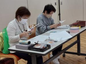 飾りものを作っている受講生の様子です