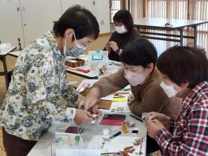 講師に飾りものの作り方の質問している様子です