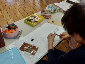 飾りものの作業中の受講生の様子です