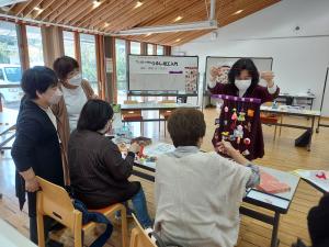 他の人の飾りものの作品を眺めている様子です