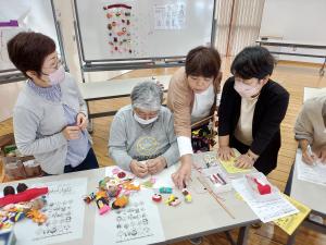 出来上がった作品を評価し合っている様子です