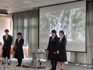 夜久野学園の生徒が夜久野のみらいを創る集いで発表をしている様子です
