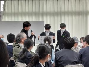 全体会議でグループごとに出た意見を発表している様子です