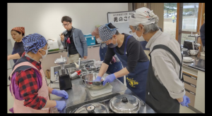 豚挽き肉とスパイスを入れて受講生が練っている様子です