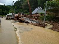 大江町見南三　土砂崩れのため家屋が倒壊し古地川が氾濫している写真