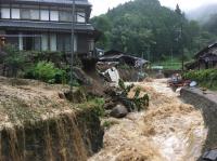 夜久野町柿本で川が増水し護岸浸食により家屋に被害が及んでる写真