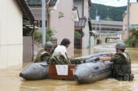 堀で自衛隊に救出される市民の写真