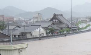 音無瀬橋付近で由良川水位が過去最高の8.3ｍに到達した写真