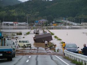 石原から戸田付近の広域農道が冠水、小屋や車が流されている写真