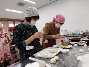 おやきの生地を丸めている様子です