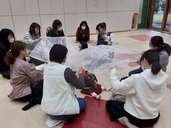大きな布を使ってリトミックをしている様子です