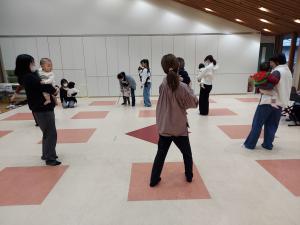 動きながらリトミックをしている様子です