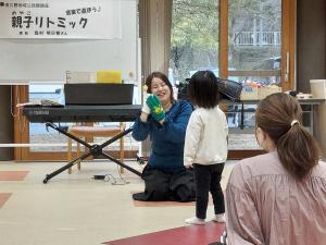 講師がリトミックに興味を持つように話をしている様子です