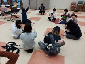 輪になってリトミックをしている様子です
