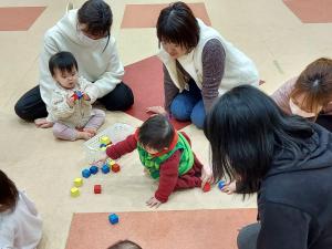 玩具を使ってリトミックをしている様子です