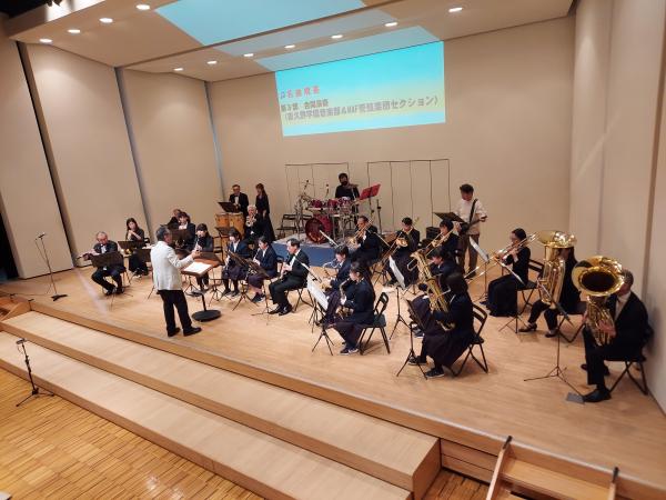 MAF管弦楽団と夜久野学園の合同演奏をしている様子です