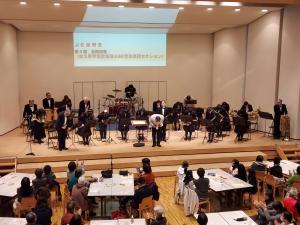 演奏が終わりお礼のお辞儀をされている様子です