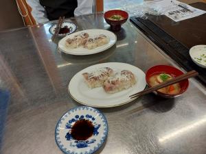 出来上がった棒寿司と味噌汁の写真です
