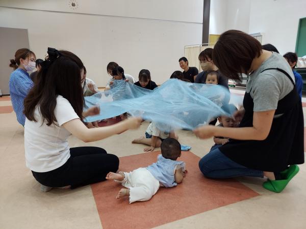 リトミックで大きな布を使って楽しんでいる様子です