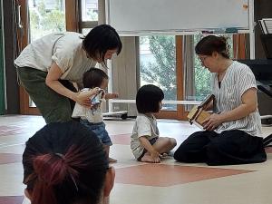講師のおもちゃに寄ってきた子どもの様子です