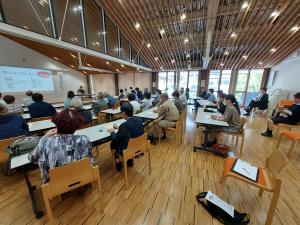 人権講演会の講座を横から見た風景です