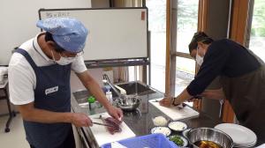 受講生がサバをさばいている様子です